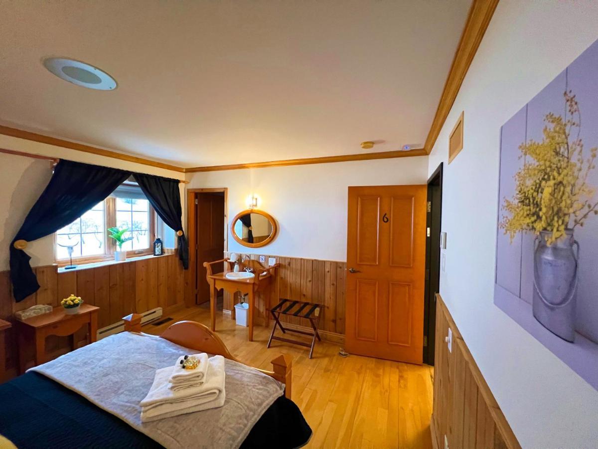 Auberge Au Poste De Traite Sainte-Famille Eksteriør bilde