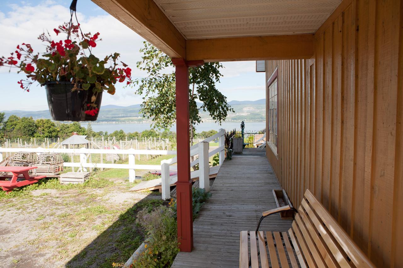 Auberge Au Poste De Traite Sainte-Famille Eksteriør bilde